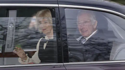 König Charles III. und Königin Camilla sitzen in einem Auto.