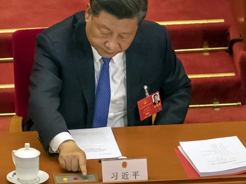 Xi Jinping drückt einen Abstimmungsknopf