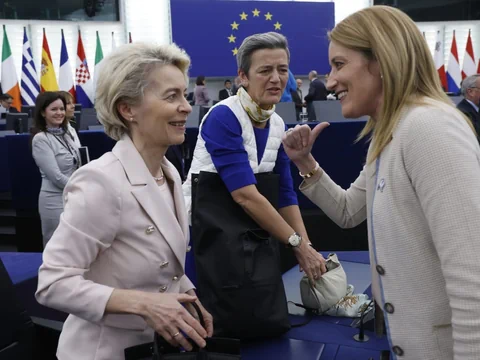 Metsola steht an einem Rednerpult. Hinter ihr hängt eine grosse EU-Flagge.