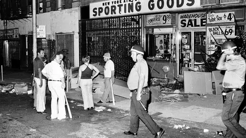 Polizisten patrouillieren in New York City