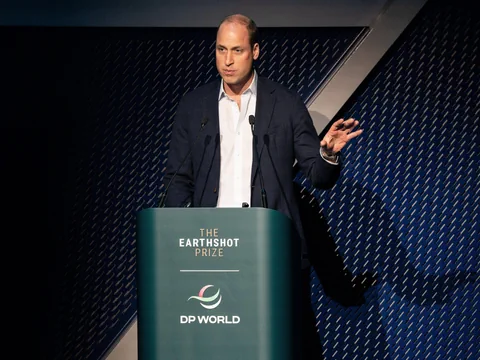 Mann hält Rede bei der Earthshot Prize Veranstaltung, DP World Podium.