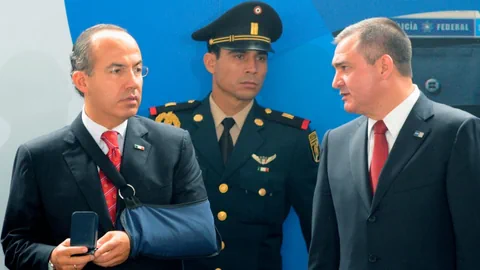 Mexikos Ex-Präsident Felipe Calderon (L) spricht mit dem Ex-Sicherheitsminister Genaro Garcia Luna.