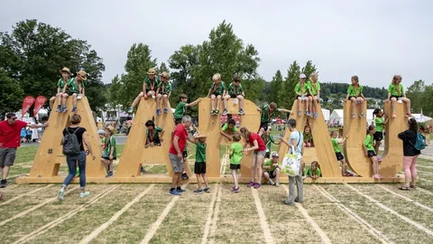 Kinder auf Aarau-Schriftzug