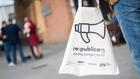 Stofftasche mit re:publica-Logo.