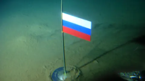 Russische Flagge unter am Nordpol.