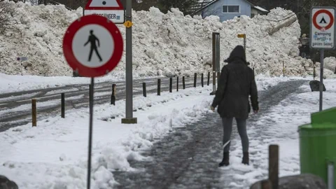 Lawine hat die Kantonsstrasse zwischen Seedorf und Bauen im Kanton Uri