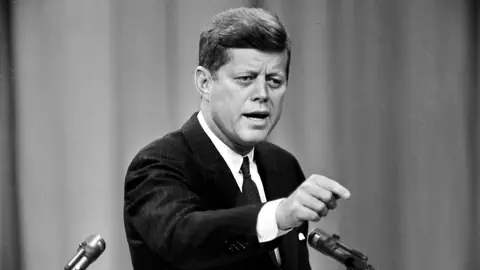 JFK bei einer Rede.