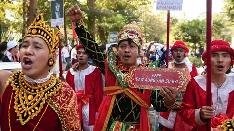 Demonstrierende am 12.2.2012 in Yangon.