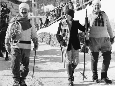 Männer um die Jahrhundertwende mit Schneeschuhen aus Holz und Seilen