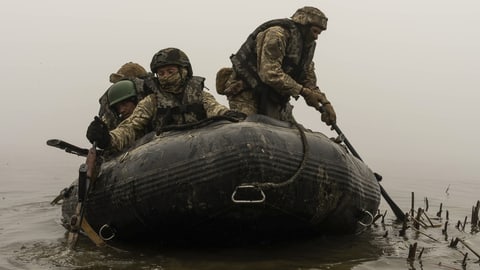 Ukrainische Soldaten am dem Fluss Dnipro, nahe der Front bei Cherson (14 Oktober).