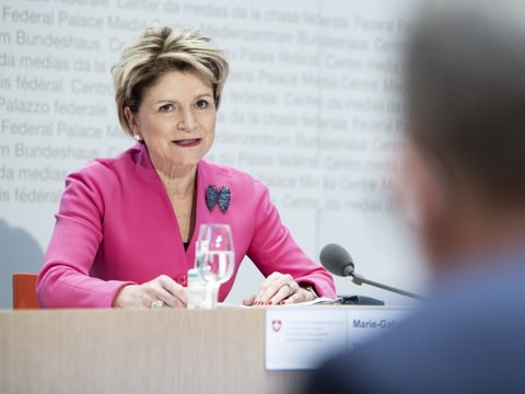 Marie-Gabrielle Ineichen-Fleisch sitzt auf einem Podium mit Mikrofon. Sie spricht.