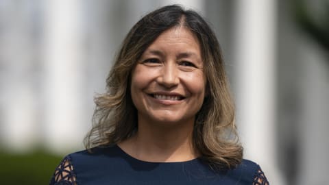 Die Wahlkampfmanagerin for Joe Bidens Präsidentschaftskandidatur 2024, Julie Chávez Rodríguez, vor dem Weissen Haus.