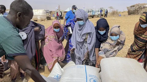 Frauen erhalten Grundnahrungsmittel in Somalia.