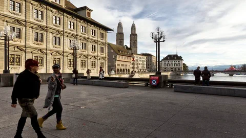 Menschen flanieren über die Rathausbrücke.