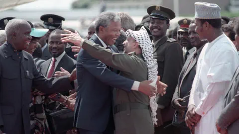 Am 27. Februar 1990 empfing Nelson Mandela Jassir Arafat am Lusaka Flughafen in Sambia. 