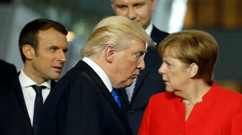 Emmanuel Macron, Donald Trump und Angela Merkel am Nato-Gipfel 2017