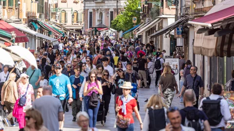 Menschenmenge in einer Einkaufsstrasse in Venedig.