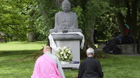 Betende vor Buddha-Statue