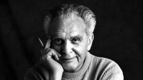 Jack Kirby vor einem schwarzen Hintergrund