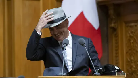 Berset fasst sich am Rednerpult im Bundeshaus an seinen Hut.