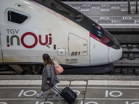 Ein TGV steht in einem Bahnhof.