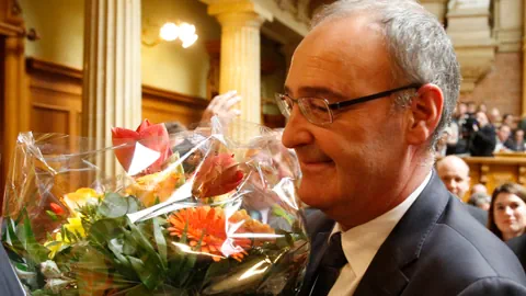 Parmelin mit einem Blumenstrauss.