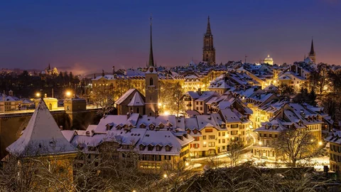 Stadt in der Nacht mit Schnee