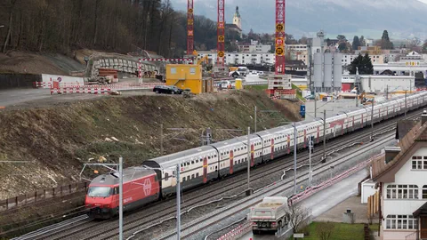 Ein Zug passiert die Baustelle am Eppenberg.