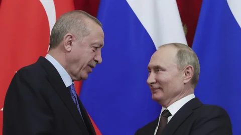 Der türkische Präsident Erdogan (links) 2020 bei einem Besuch im Kreml, gemeinsam mit Russlands Präsidenten Putin.