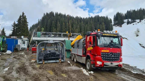 Bild der Demontage eines Sessellifts in Villars, der später nach Lake Louise weiterzog.