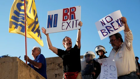 Protestplakate gegen Brexit.