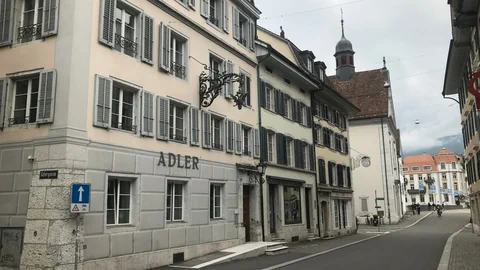 Altes Haus an einer Strasse