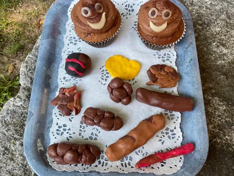 Gaggiformen aus Fimo und zwei Gaggicupcakes.