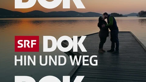 Paar küsst sich auf einem Steg bei Sonnenuntergang, Werbebild für SRF DOK