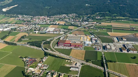 Luftansicht eines Dorfes an der Autobahn.