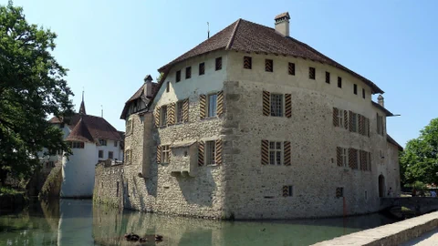 Schloss mit Wassergraben.