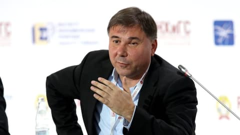 Ivan Krastev sitzt vor einer Leinwand