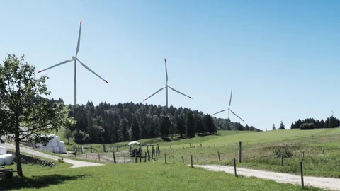 Windräder in der Landschaft