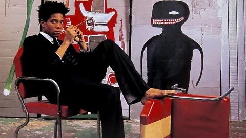 Jean-Michel Basquiatist sitzt auf einem Stuhl