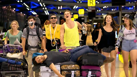 Die Schüler am Flughafen in Bangkok.