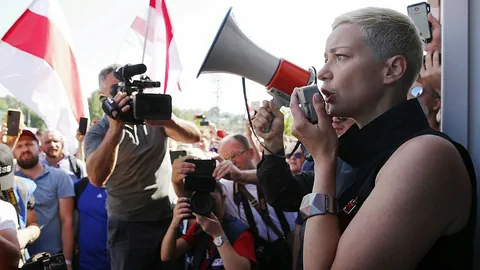 Freiheits-Aktivistin Maria Kolesnikova spricht durch ein Megaphon.