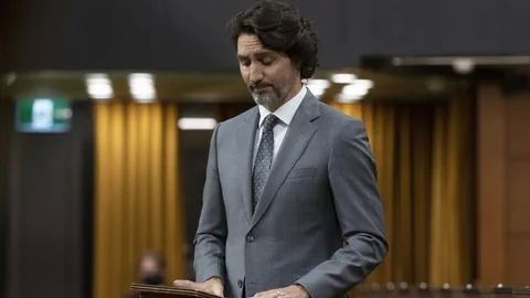 Premierminister Justin Trudeau verliest eine Erklärung zum Fund des Massengrabs.