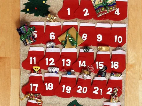 Ein Adventskalender mit 24 roten Stiefeln. In jedem Stiefel hat es ein kleines Geschenk drin. 