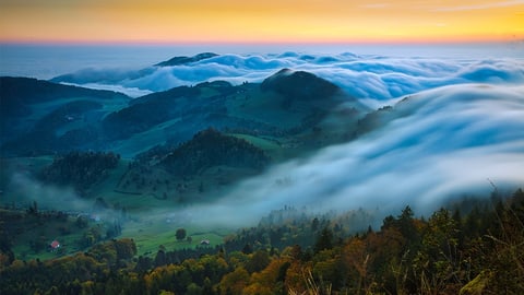 Mystische Berg- und Wolkenlandschaft im Herbst