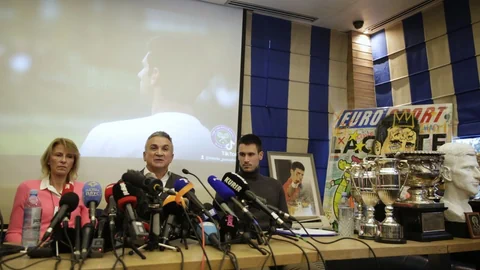 Die Familie Djokovic bei der Medienkonferenz in Belgrad.