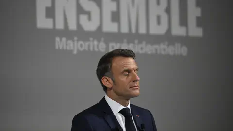 Macron im Anzug vor 'ENSEMBLE' Schriftzug.