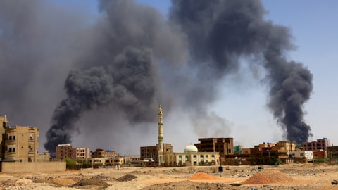 Rauch über Häusern im Sudan.