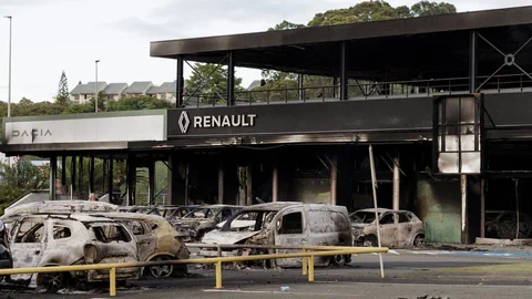 Ausgebrannte Autos vor einem Renault-Autohaus.