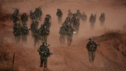 Gruppe von Soldaten im Staub marschierend.