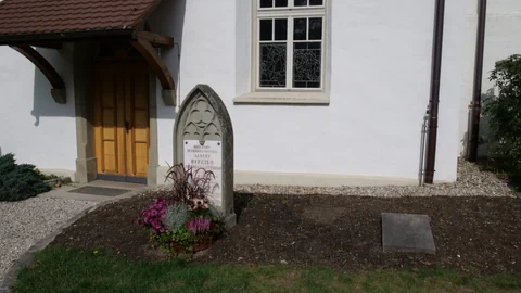 Grabstein vor der Kirche